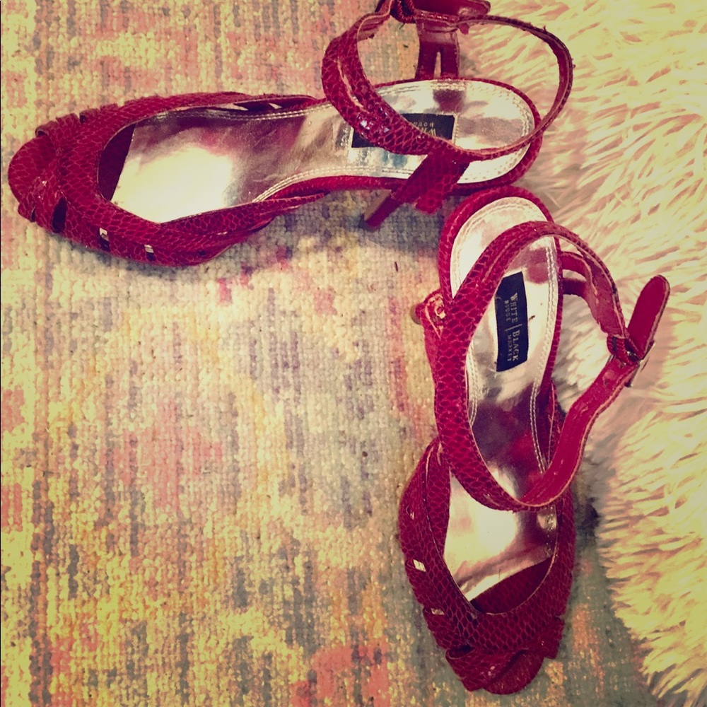 White House Black Market cranberry wine platform